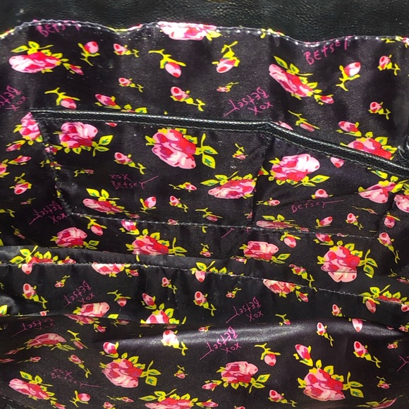 New Betsey Johnson shoulder Bag. Hot Barbie Pink with Black Accent. Full Lining - Picture 12 of 15